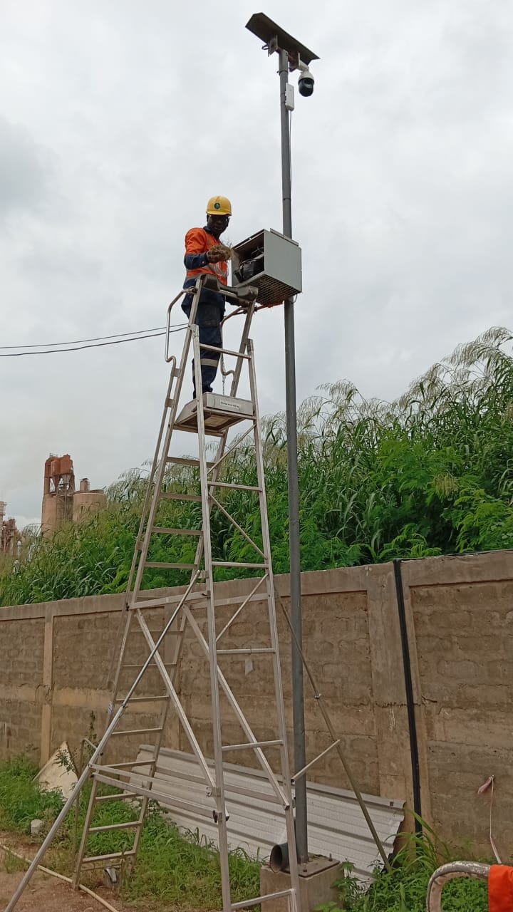Caméra motorisée PTZ installée par BENIN TRACKING SECURITY sur un site industriel