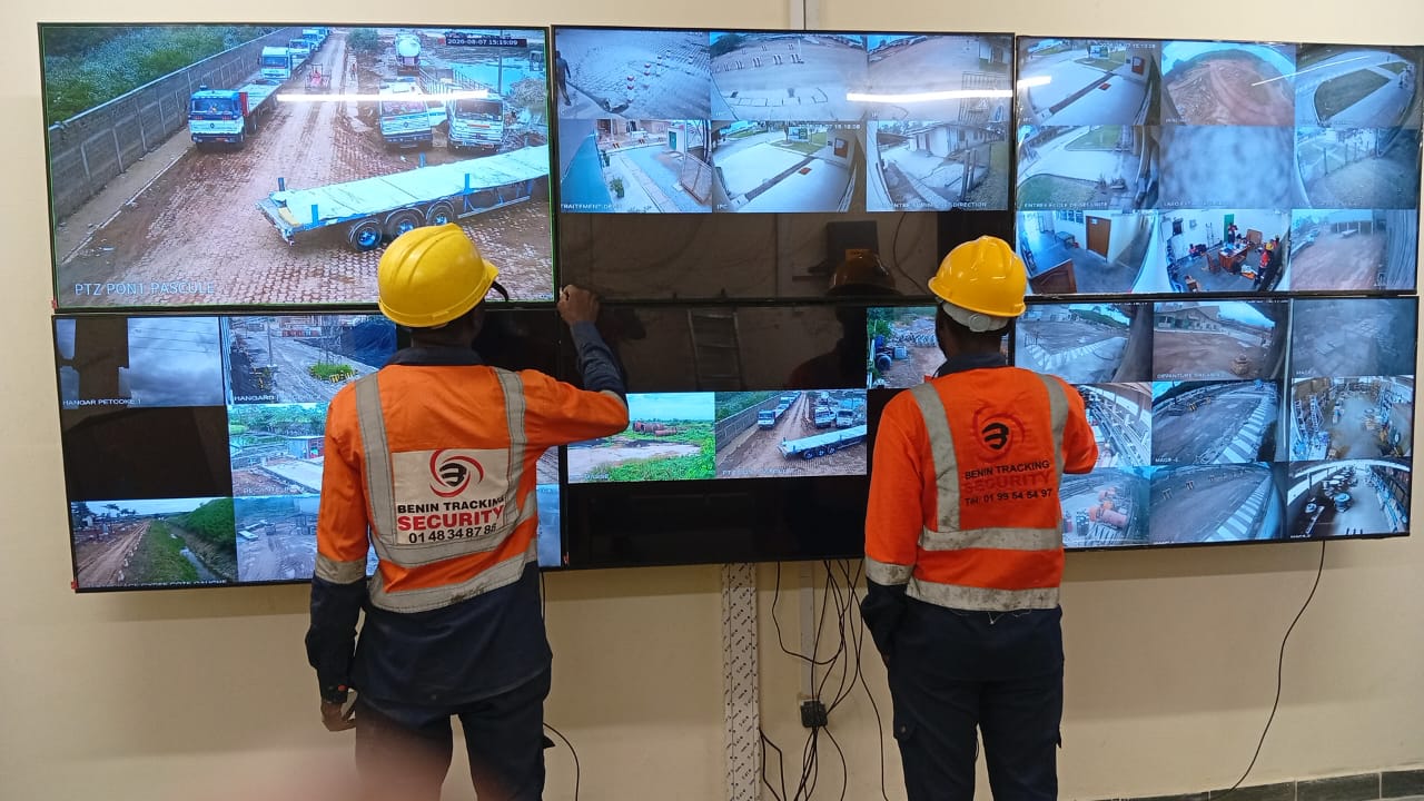 Opérateurs de BENIN TRACKING SECURITY surveillant les caméras en direct depuis le centre de supervision